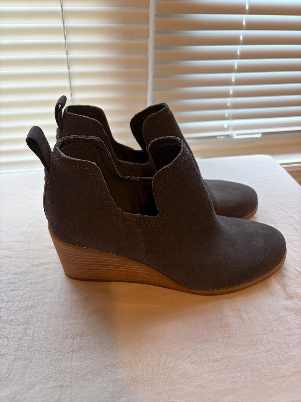 Toms Women's Kallie Wedge Booties pavement grey suede women’s 7.5